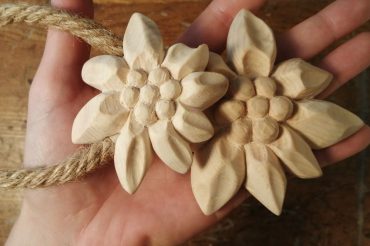 ferma tende con stelle alpine in cirmolo