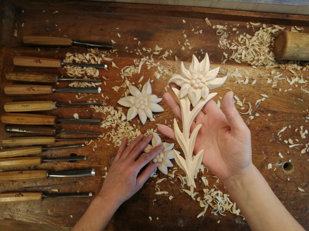 Sculture in legno, mani che ascoltano il legno