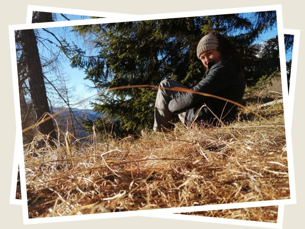Luisa Capellino seduta in una radura nel bosco - immagine per l'articolo perché artigiana forestale